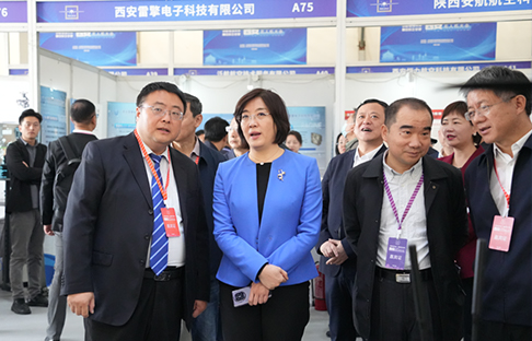 西安市委副書記李婧一行蒞臨羚控科技展位觀摩指導
